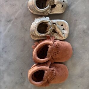 New/like newSet of 2 Freshly Picked soft sole Moccasins - gold and brown size 3